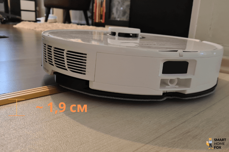 Roborock S8 Pro Ultra преодолевает дверной порог.